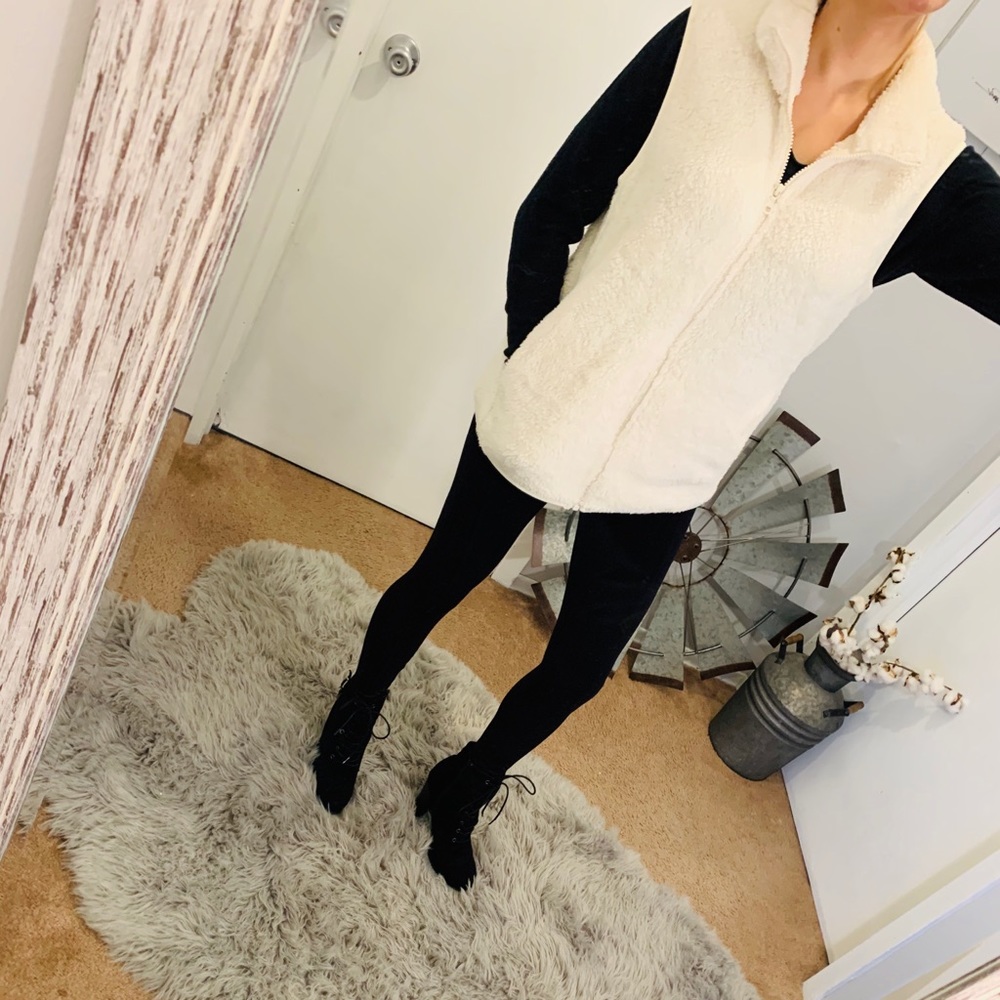 UNIQLO Sherpa White Vest Size Large